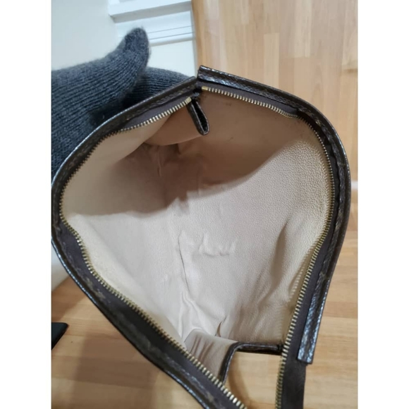 Authentic Louis Vuitton Monogram Toiletry Pouch 26 - Picture 4 of 9